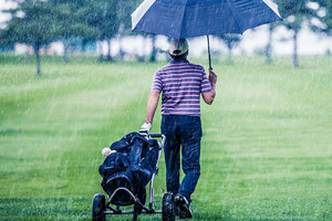 Hrajete golf v dešti? Pár tipů, které vám pomohou přežít deštivé kolo